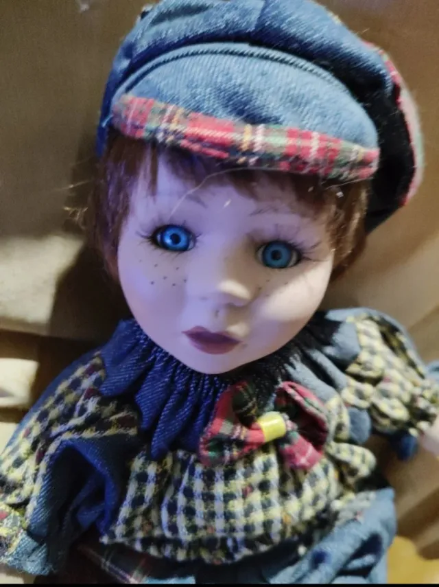 Bambolotto in ceramica con vestiti a quadri