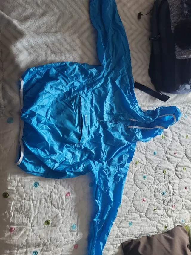 Chubasquero azul ligero