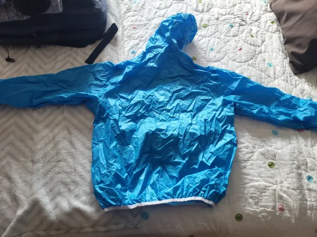 Chubasquero azul ligero