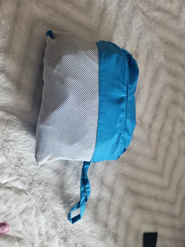 Chubasquero azul ligero