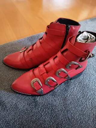 Botín rojo de la marca Mousse & Cloud