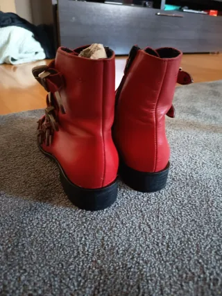 Botín rojo de la marca Mousse & Cloud