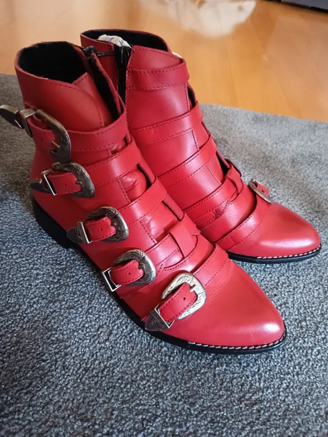 Botín rojo de la marca Mousse & Cloud
