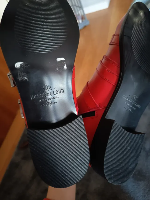 Botín rojo de la marca Mousse & Cloud