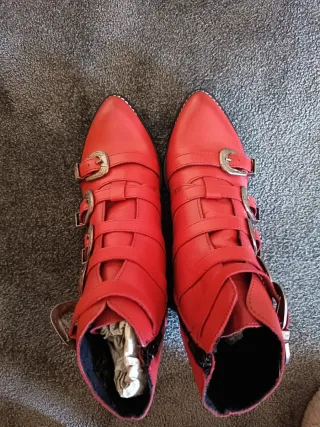 Botín rojo de la marca Mousse & Cloud