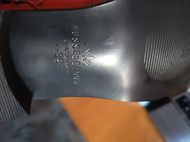 Botín rojo de la marca Mousse & Cloud