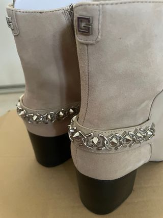 Botines Guess Beige Cadena Tacón talla 40