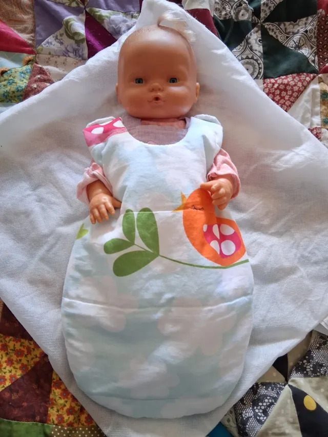 Muñeco bebé con saco de dormir