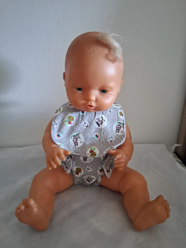 Muñeco bebé con saco de dormir