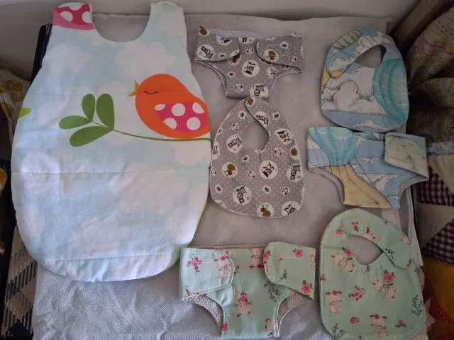 Muñeco bebé con saco de dormir