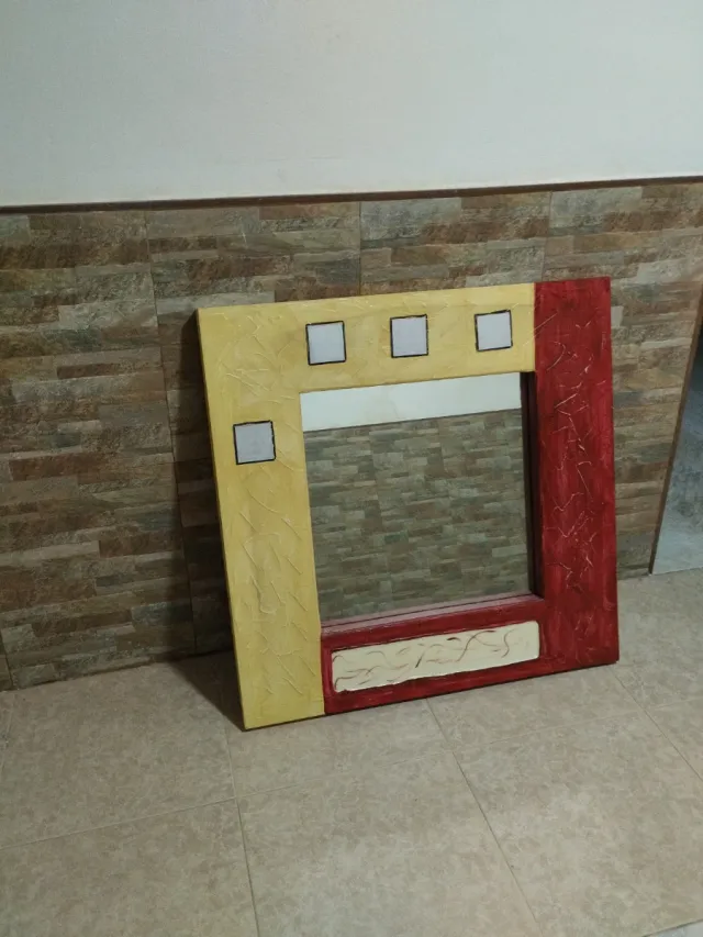 Specchio decorativo in legno e vetro