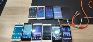 Lotto di 10 telefoni cellulari (leggere la descrizione)