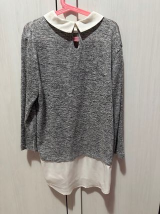 Maglione grigio con colletto bianco