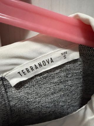 Maglione grigio con colletto bianco