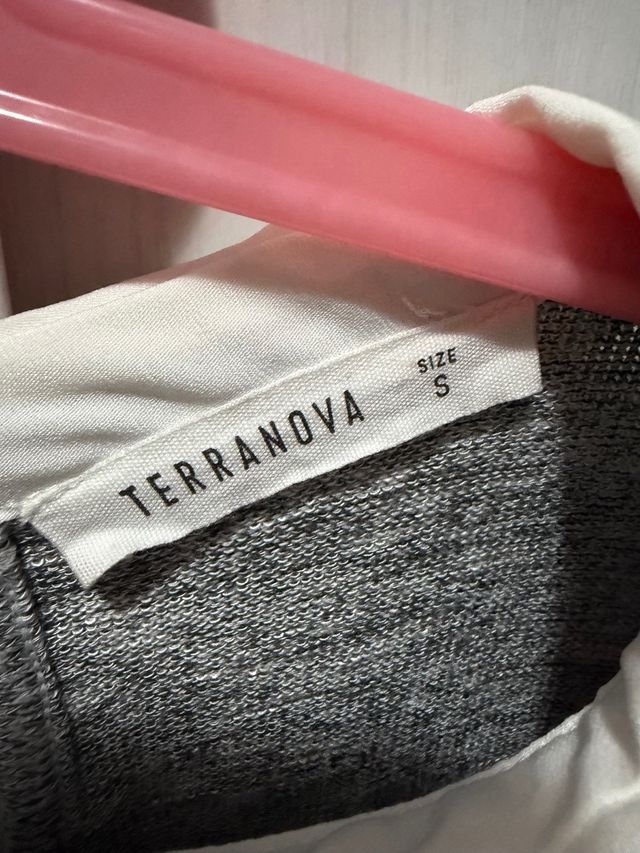 Maglione grigio con colletto bianco