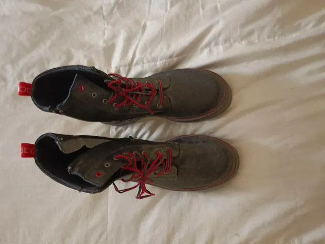 Botas negras y rojas de mujer a estrenar