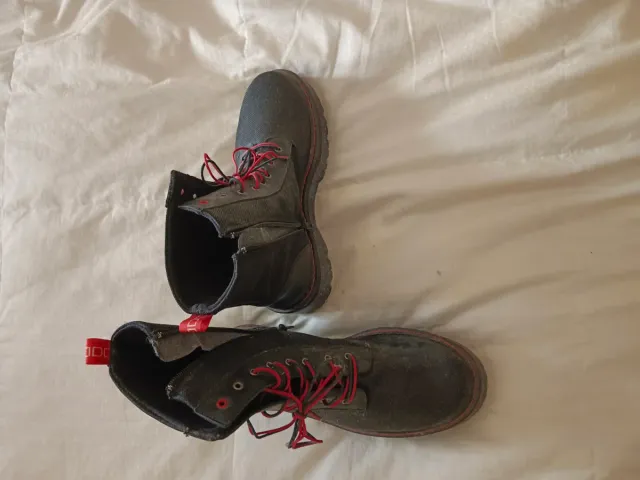 Botas negras y rojas de mujer a estrenar