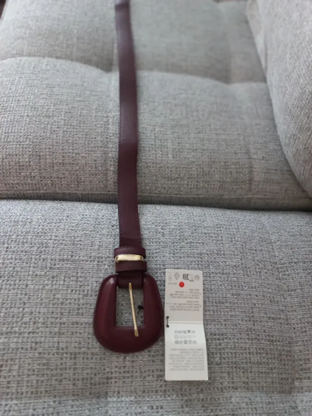 Cinturón chica color vino con hebilla dorada