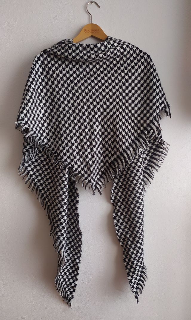 Bufanda triangular, chal, cuadros negro y blanco