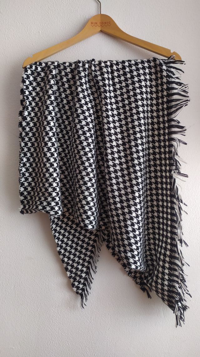 Bufanda triangular, chal, cuadros negro y blanco