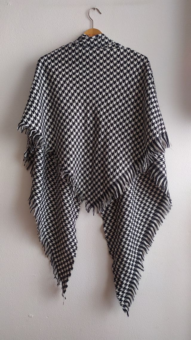 Bufanda triangular, chal, cuadros negro y blanco