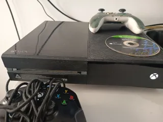 Xbox One Negra + FIFA 22 + FC25 + 2 Mandos