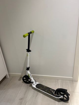 Patinete blanco y verde