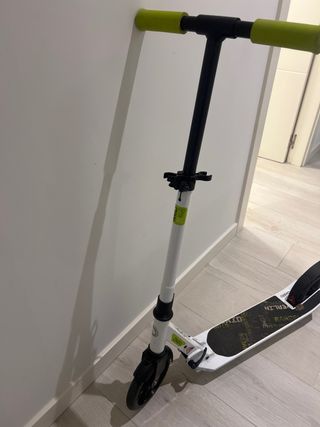 Patinete blanco y verde