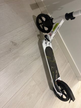 Patinete blanco y verde