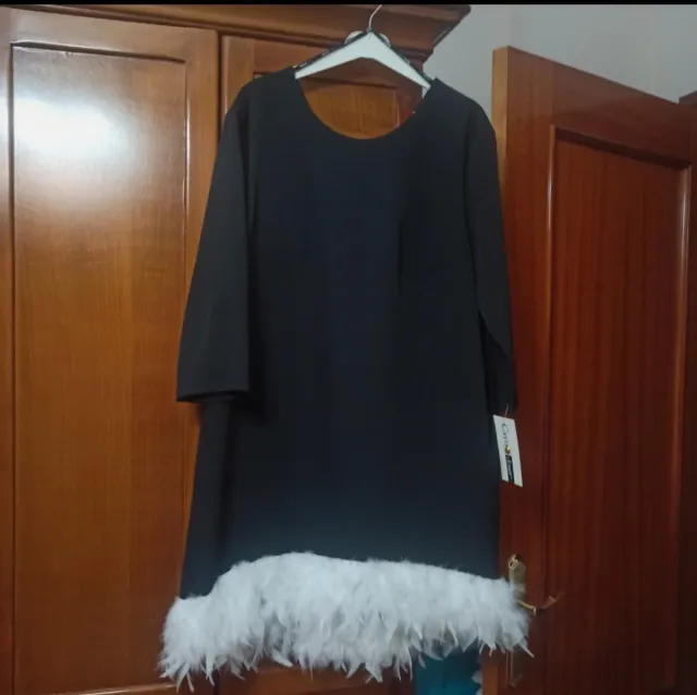 Vestido evase con plumas
