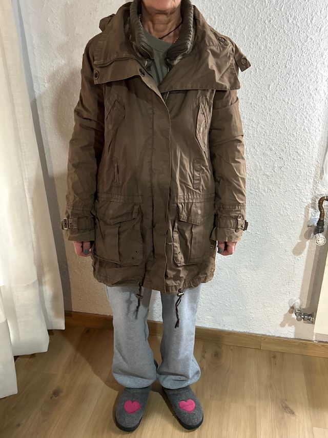 Chaqueta marrón con capucha