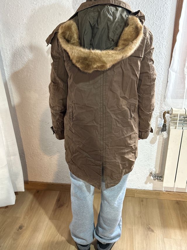 Chaqueta marrón con capucha