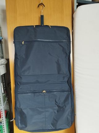 Estupendo guarda trajes de color azul 