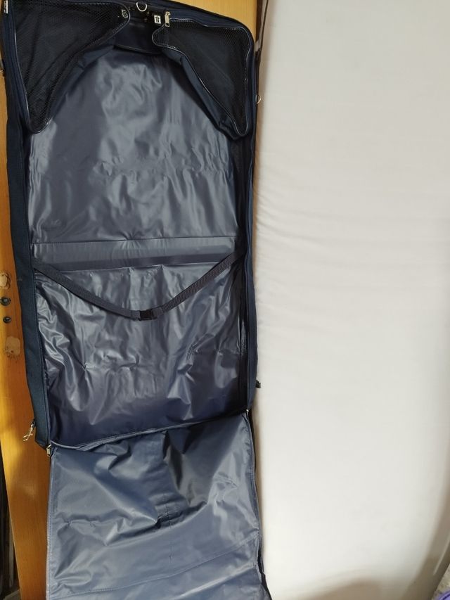 Estupendo guarda trajes de color azul 