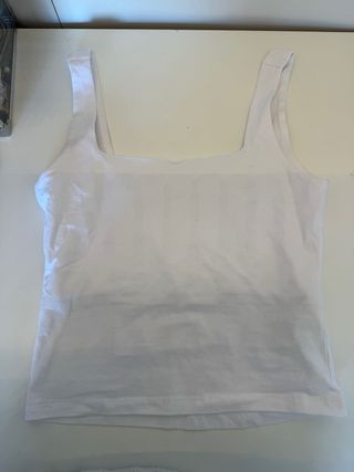 Camiseta blanca sin mangas