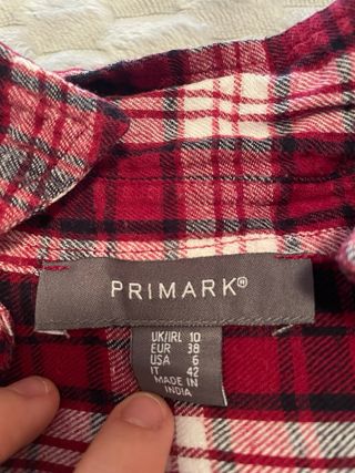 Camisa a cuadros roja y blanca