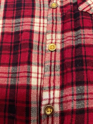 Camisa a cuadros roja y blanca