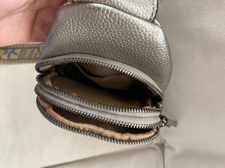 Bolso bandolera cuero plateado