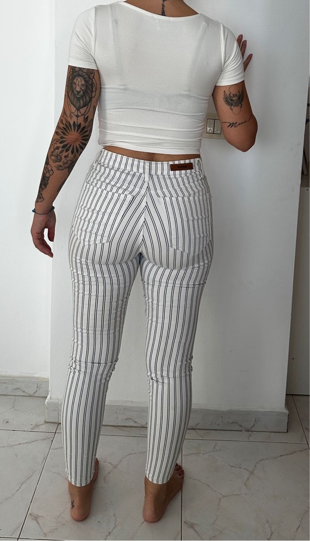 Pantalones de rayas blancos y negros
