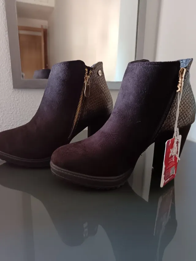 Botines negros con cremallera y tacón