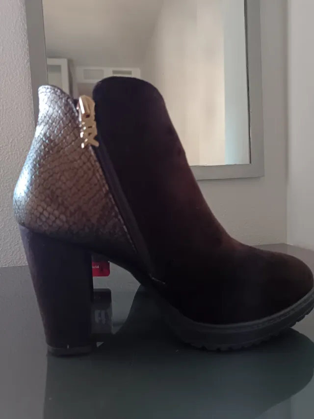 Botines negros con cremallera y tacón