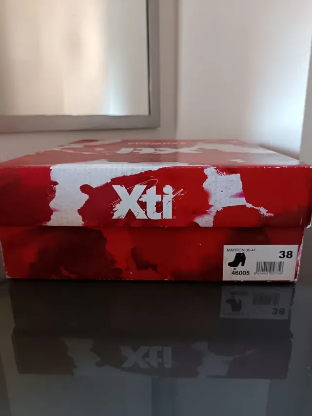 Botines negros con cremallera y tacón