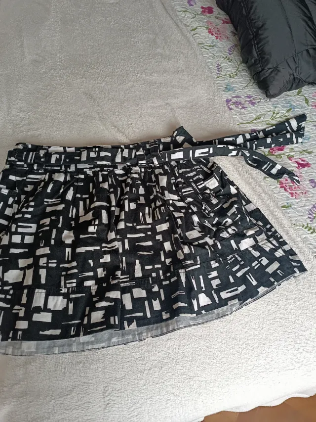 Falda estampada blanco y negro
