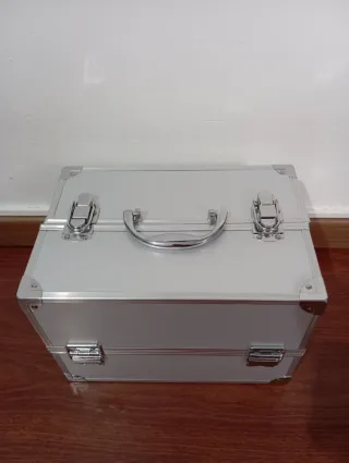 Maletín de maquillaje vacío plateado