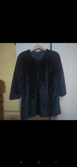 Abrigo de pelo negro