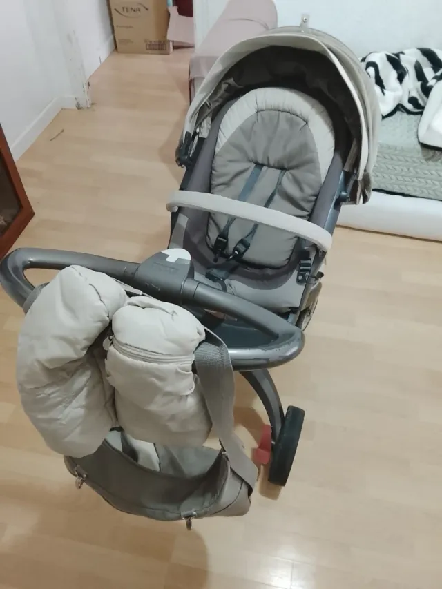 Carro de bebé beige