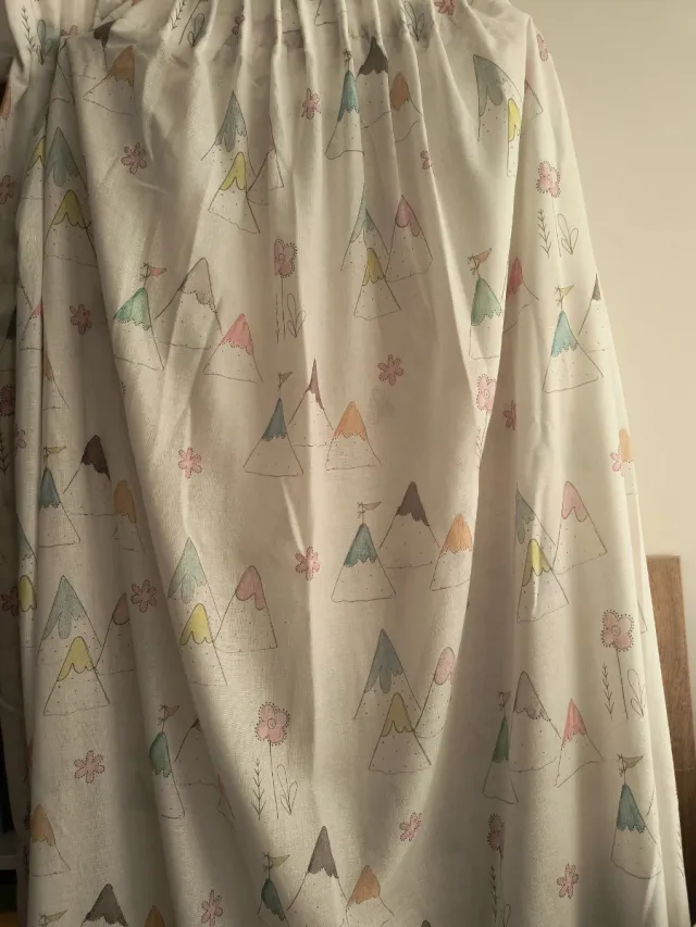 Cortinas infantiles montañas y flores