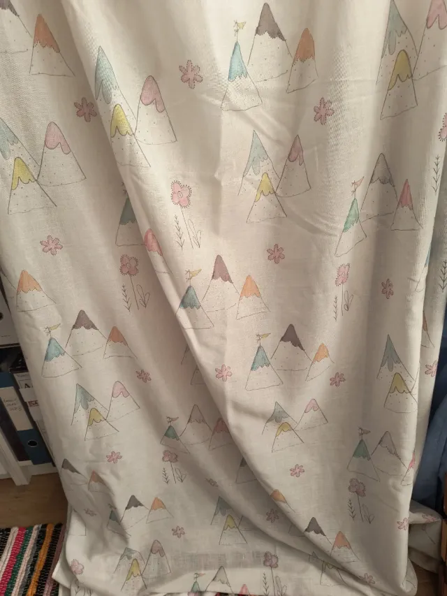 Cortinas infantiles montañas y flores