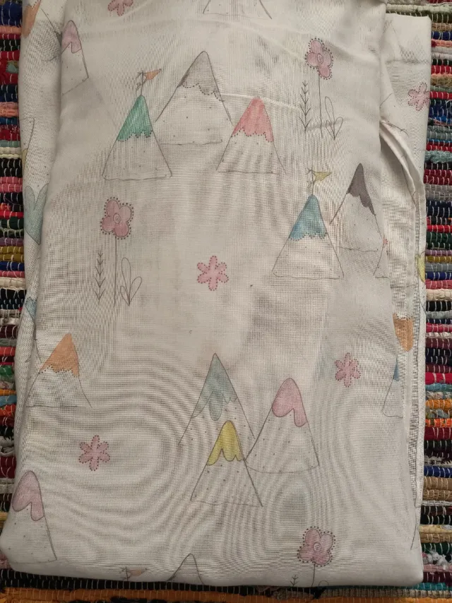 Cortinas infantiles montañas y flores