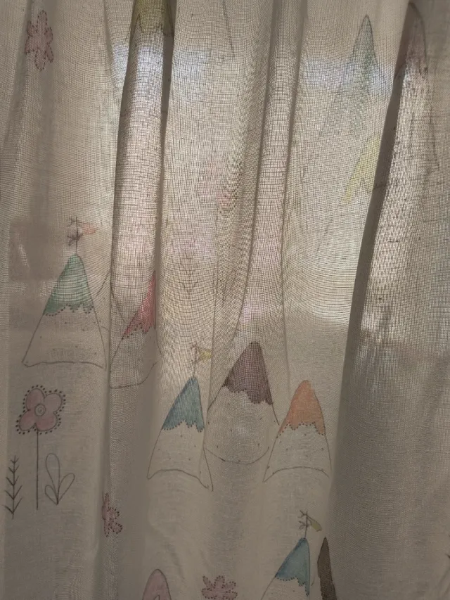 Cortinas infantiles montañas y flores